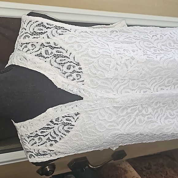 Sleeveless white lace top - Picture 4 of 15